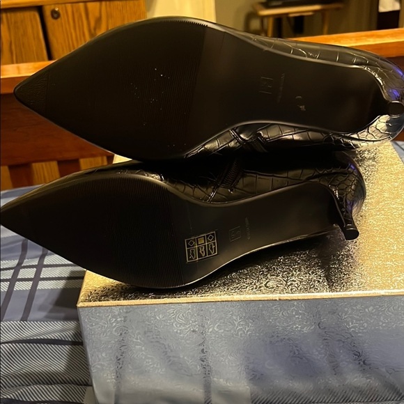 NEW Elegant Black Croc-Embossed Knee-High Boots - Picture 5 of 7